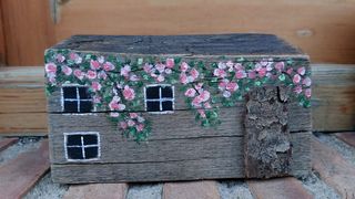 Casa rustica in legno dipinta a mano