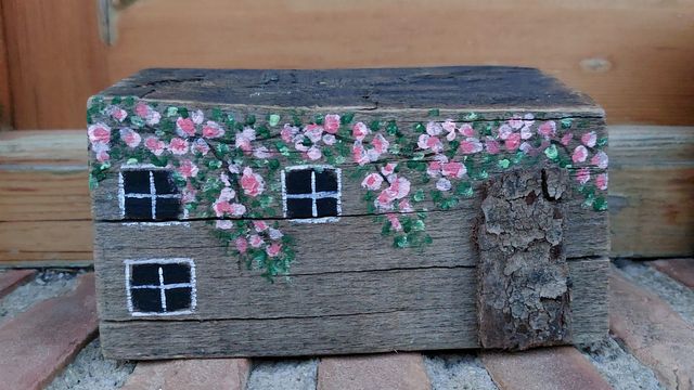 Casa rustica in legno dipinta a mano