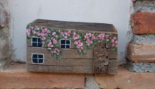 Casa rustica in legno dipinta a mano