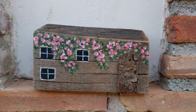 Casa rustica in legno dipinta a mano