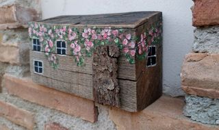 Casa rustica in legno dipinta a mano