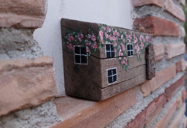 Casa rustica in legno dipinta a mano