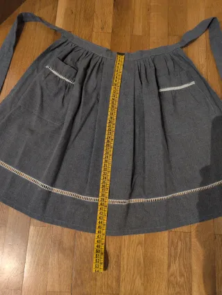 Delantal gris con bolsillos