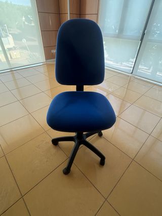 Silla de oficina azul y negra
