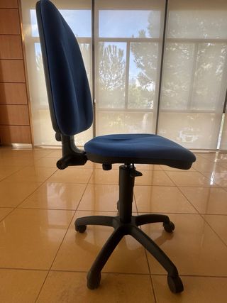 Silla de oficina azul y negra