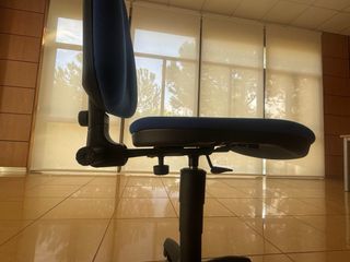 Silla de oficina azul y negra