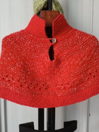 Mantella vintage rossa con bottone.