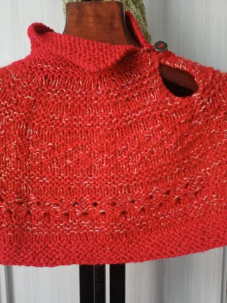 Mantella vintage rossa con bottone.