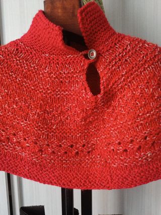 Mantella vintage rossa con bottone.