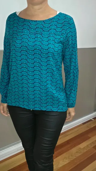 Blusa manga larga azul y negra