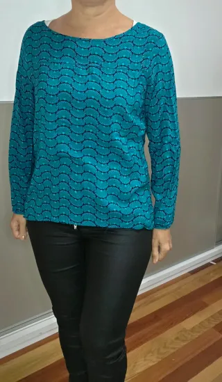 Blusa manga larga azul y negra