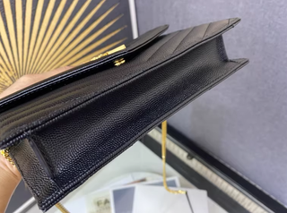 Borsa YSL Envelope Flap nera con hardware dorato