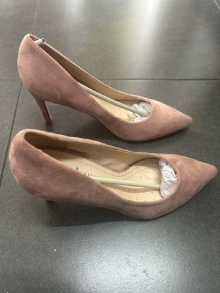 Zapatos de salón rosa ante