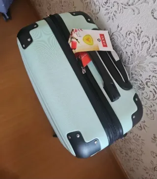 Maleta de viaje nueva color torqesa 