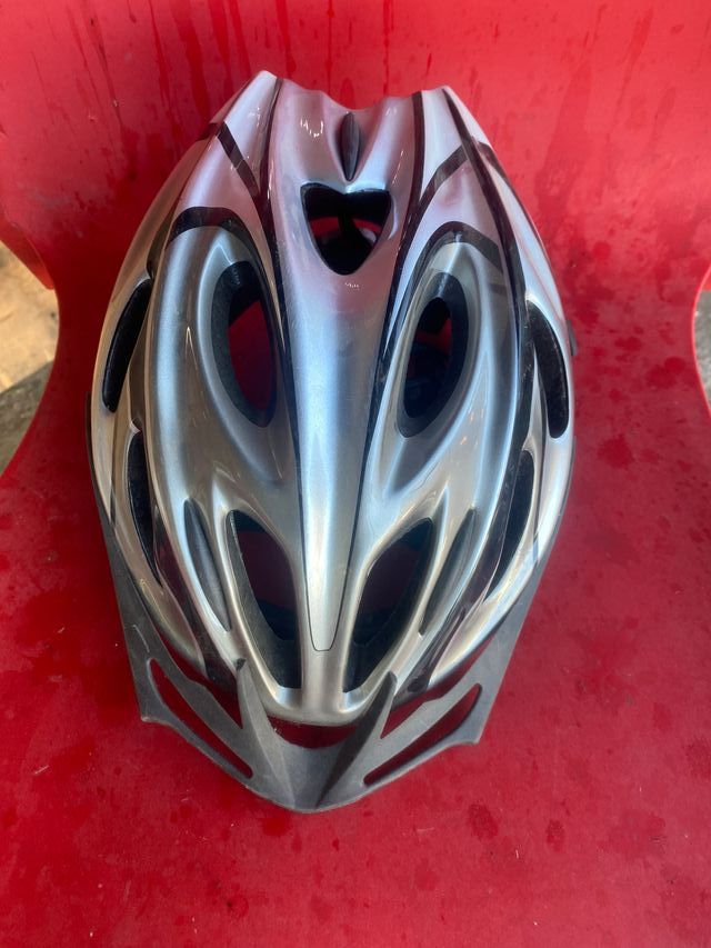 Casco de bicicleta plateado