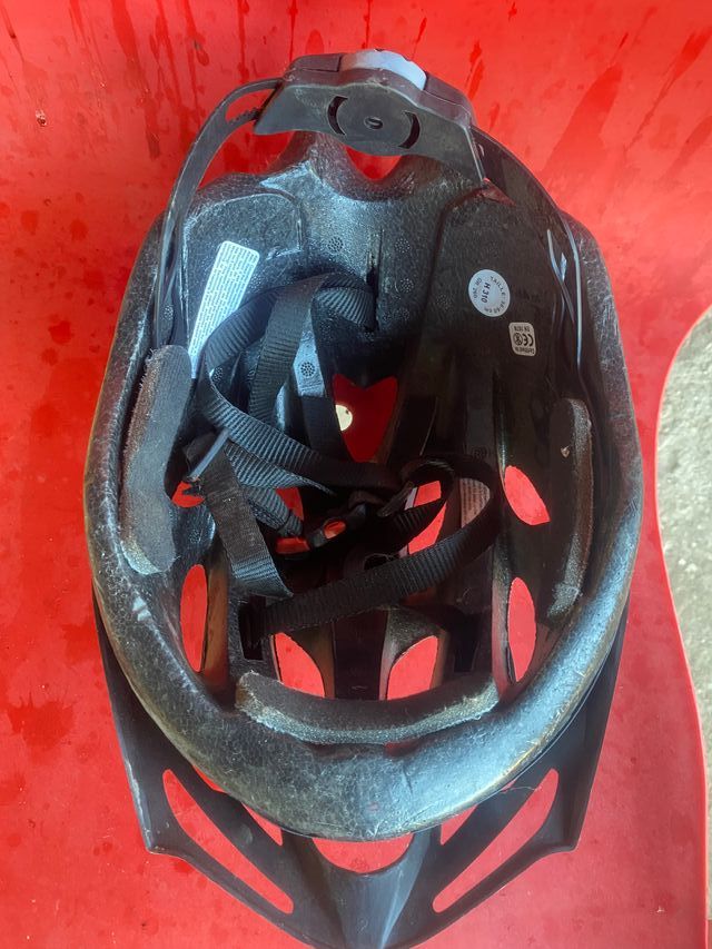 Casco de bicicleta plateado