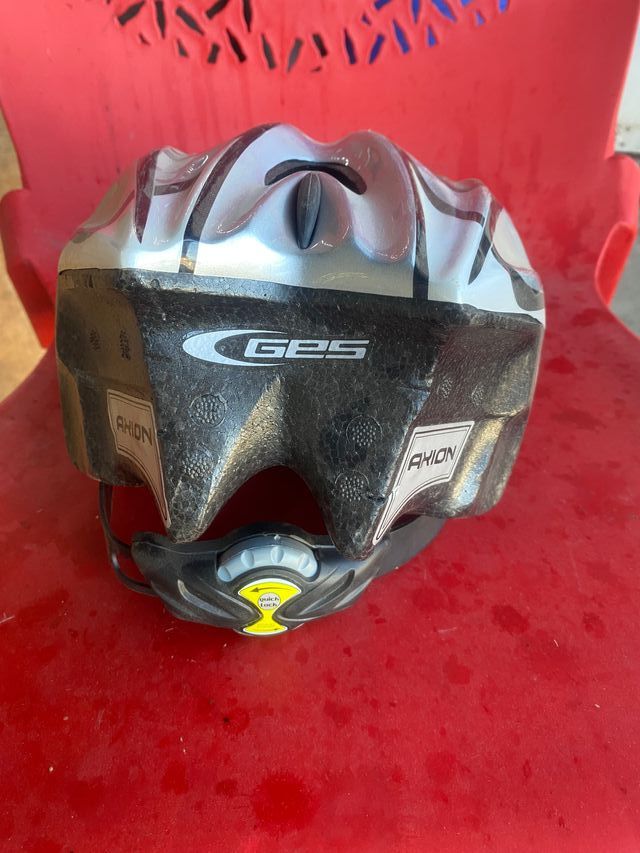 Casco de bicicleta plateado