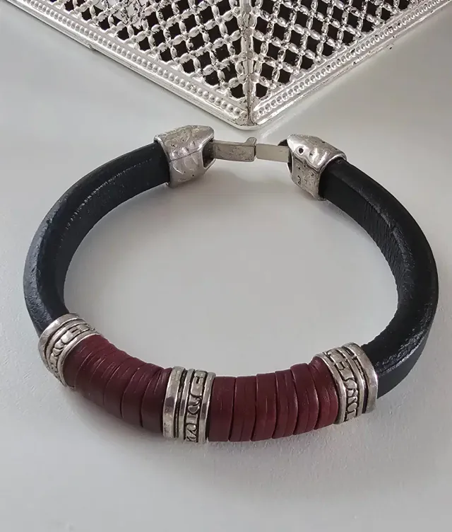 Pulsera cuero hombre 20cm negra y roja

