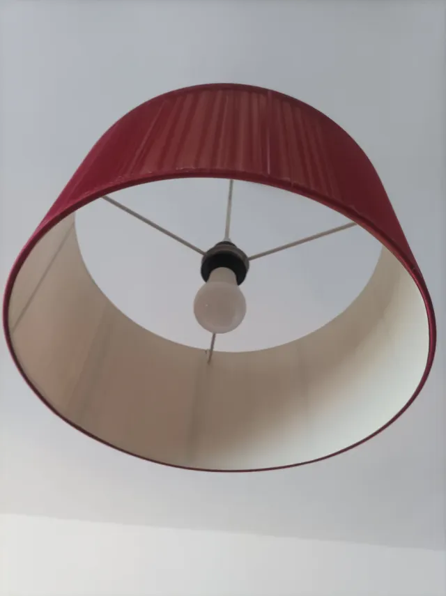 Lámpara colgante de tela roja