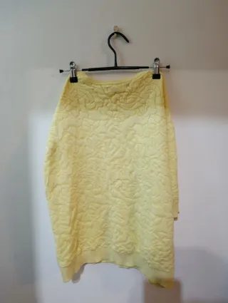 Jersey amarillo con relieve