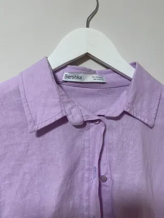 Camisa Bershka morada corta