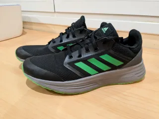 Adidas Galaxy 5. Zapatillas Negras y Verdes