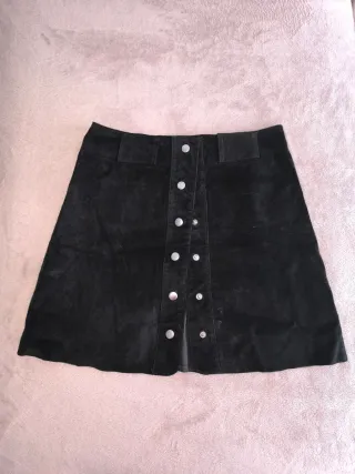Falda negra de ante con botones