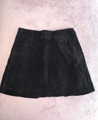 Falda negra de ante con botones