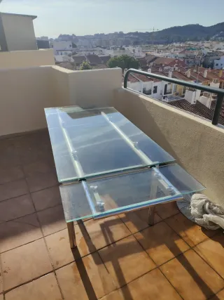 Mesa de cristal y metal extensible