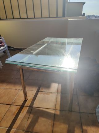 Mesa de cristal y metal extensible