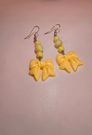Orecchini gialli con fiocco e perline