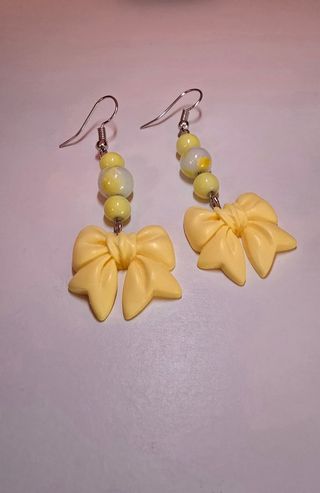 Orecchini gialli con fiocco e perline
