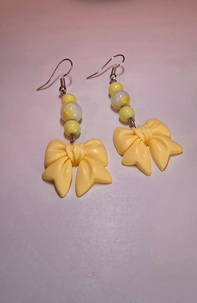 Orecchini gialli con fiocco e perline
