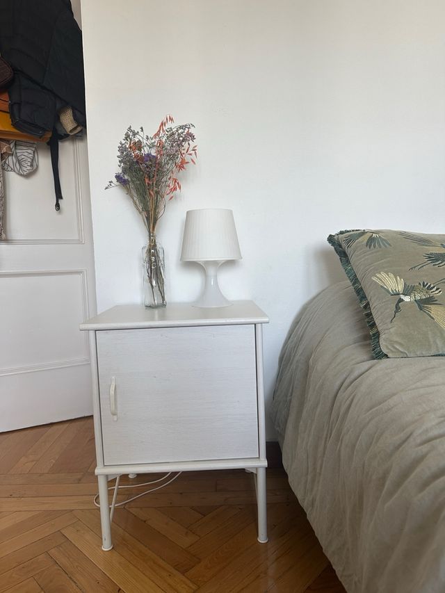 Mesa de noche blanca de madera