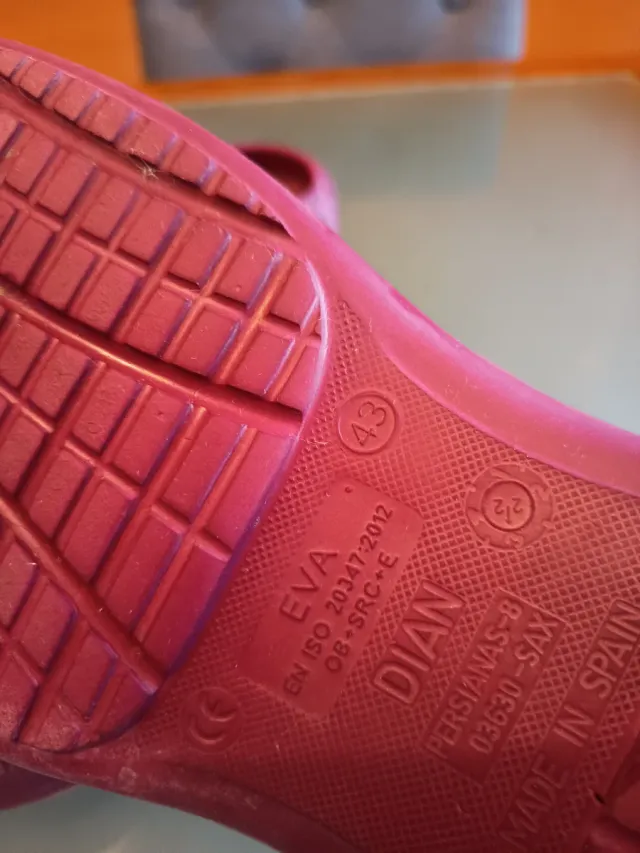 Zuecos Dian Unisex Burdeos Sanidad Hostelería