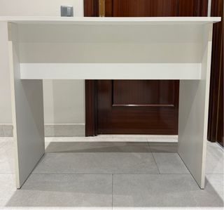 Escritorio blanco de madera