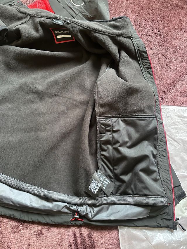 Chaqueta MAN Negra y Roja