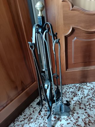 Set di attrezzi percamino e stufa in ferro battuto