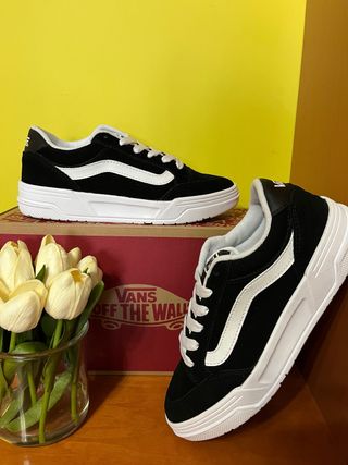 Zapatillas Vans Negras y Blancas