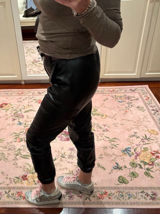 Pantalón cargo efecto piel negro