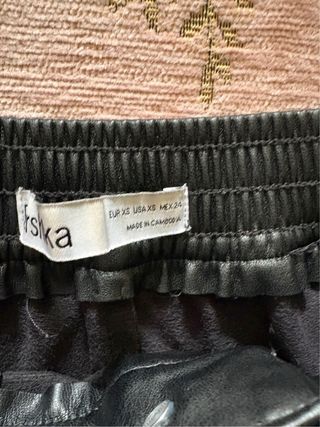 Pantalón cargo efecto piel negro