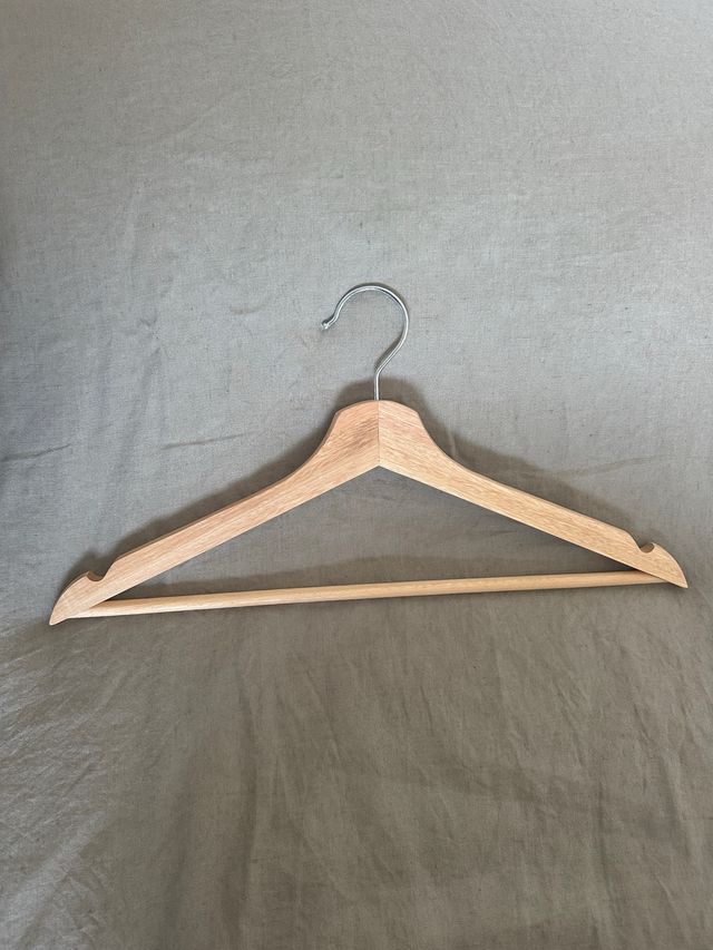 ganchos/ perchas de madera y metal