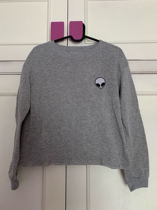 Sudadera gris con parche de alien