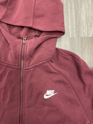 Sudadera Nike granate con capucha