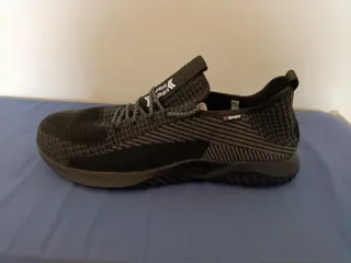 Zapatos de seguridad negros y grises