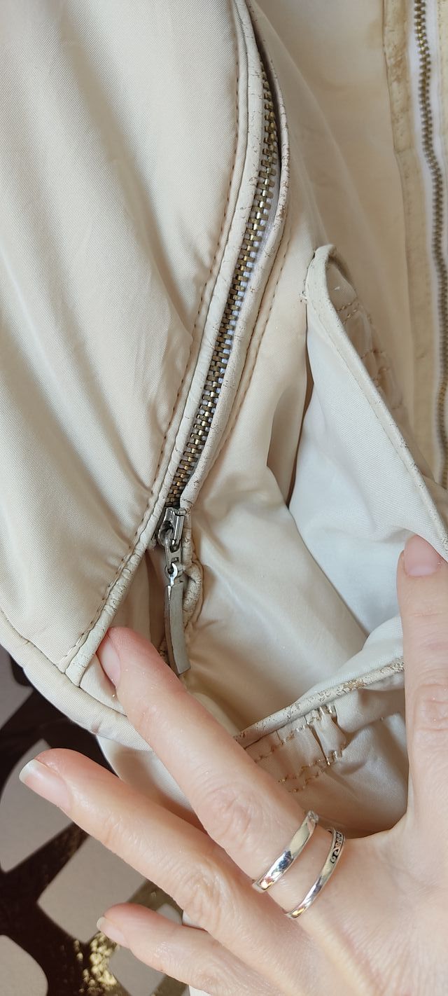 Cappotto beige con zip e tasche