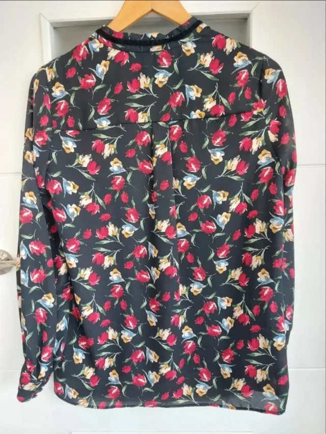 Zara Talla S - Blusa floral cuello mao
