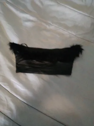 Top negro con plumas