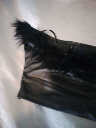 Top negro con plumas