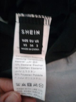 Top negro con plumas